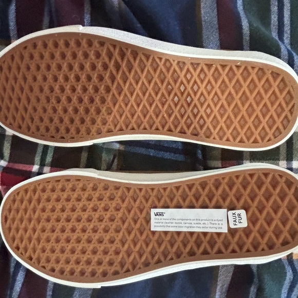 I am selling a brand new pair of Vans Old Skool Sherpa. They are size 9.5 Men’s - Picture 3 of 9